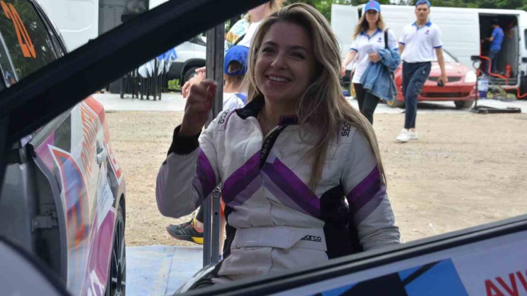 Bir eli direksiyonda, diğer eli gaz ve frende: Kübra rüzgarla yarışıyor! 13